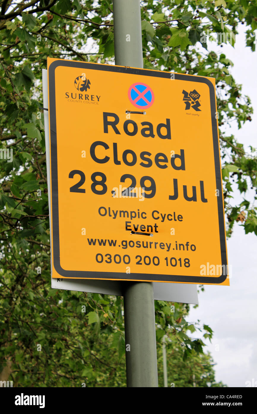 07/06/2012 Surrey England UK. Les panneaux de fermeture de route aller à une245, Parvis Road, Byfleet Surrey, devant Londres événements cyclistes olympiques. Banque D'Images