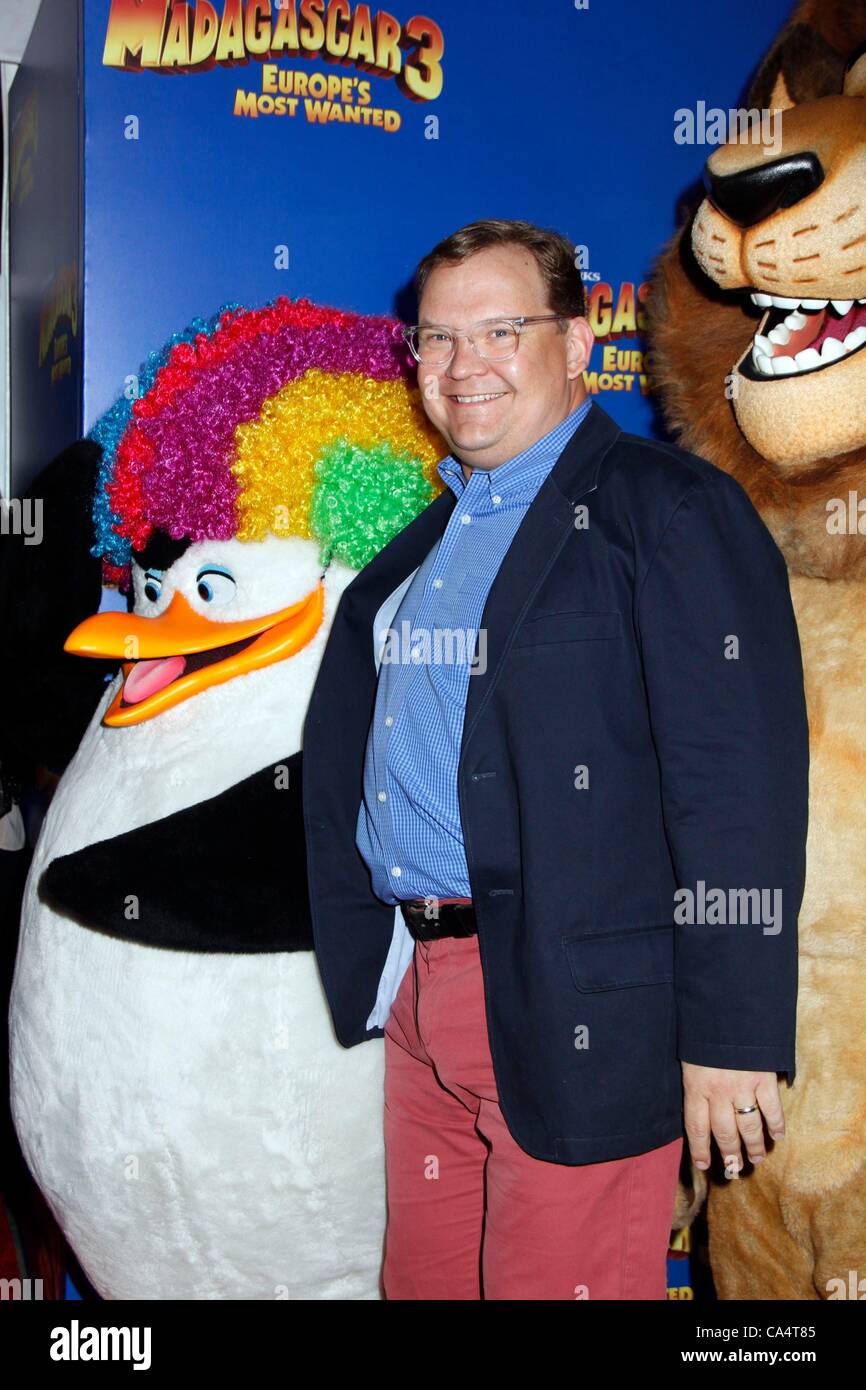 Andy Richter aux arrivées pour Madagascar 3 : EUROPE'S Most Wanted Premiere, le Ziegfeld Theatre, New York, NY Le 7 juin 2012. Photo par : F. Burton Patrick/Everett Collection Banque D'Images