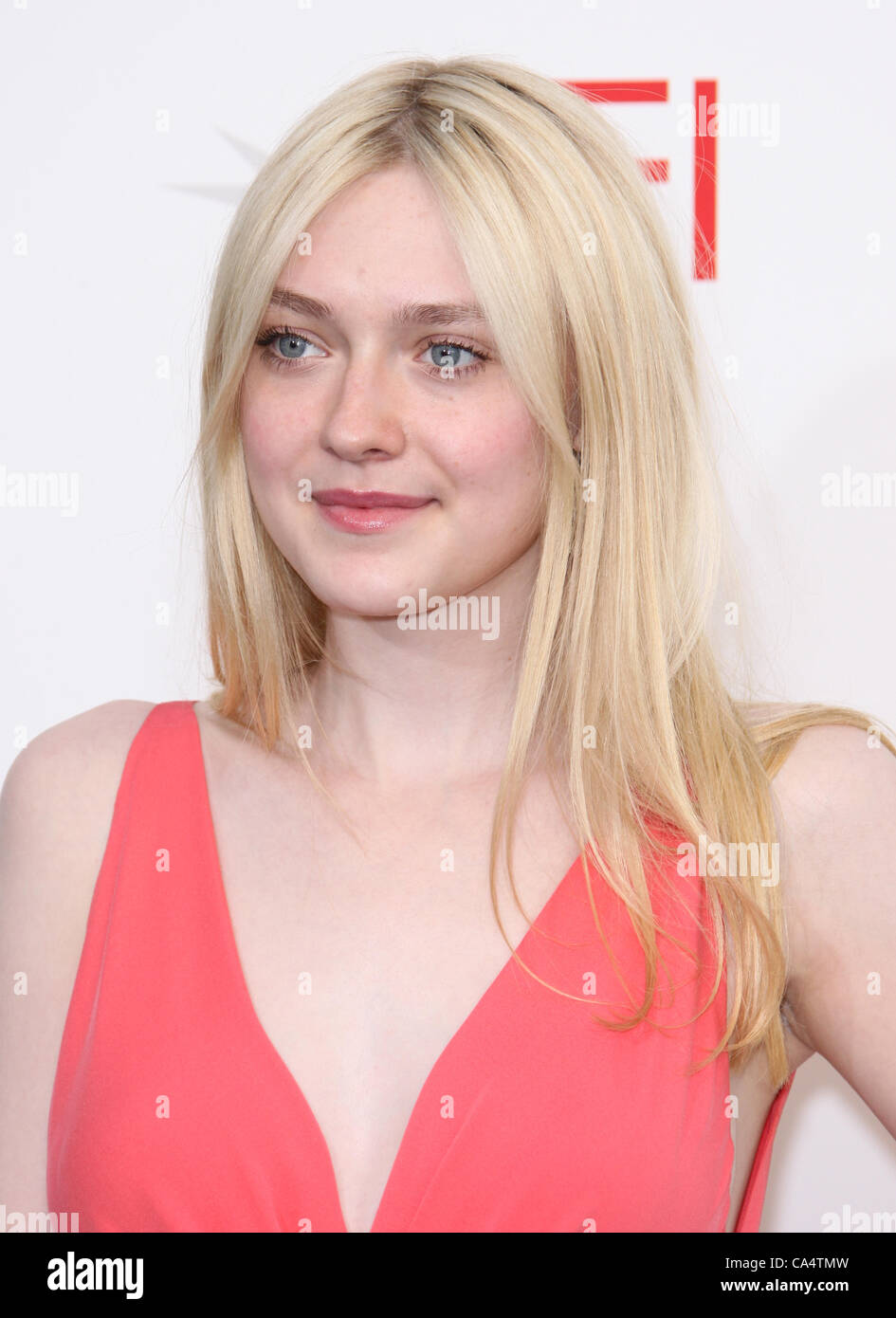 DAKOTA FANNING 2012 TV LAND PRÉSENTE. Jean DUTOURD HOMMAGE À Shirley Maclaine CULVER CITY LOS ANGELES CALIFORNIA Banque D'Images