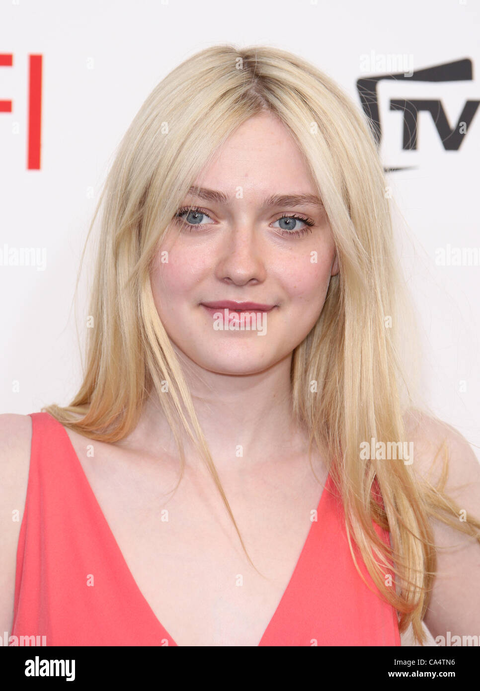 DAKOTA FANNING 2012 TV LAND PRÉSENTE. Jean DUTOURD HOMMAGE À Shirley Maclaine CULVER CITY LOS ANGELES CALIFORNIA Banque D'Images