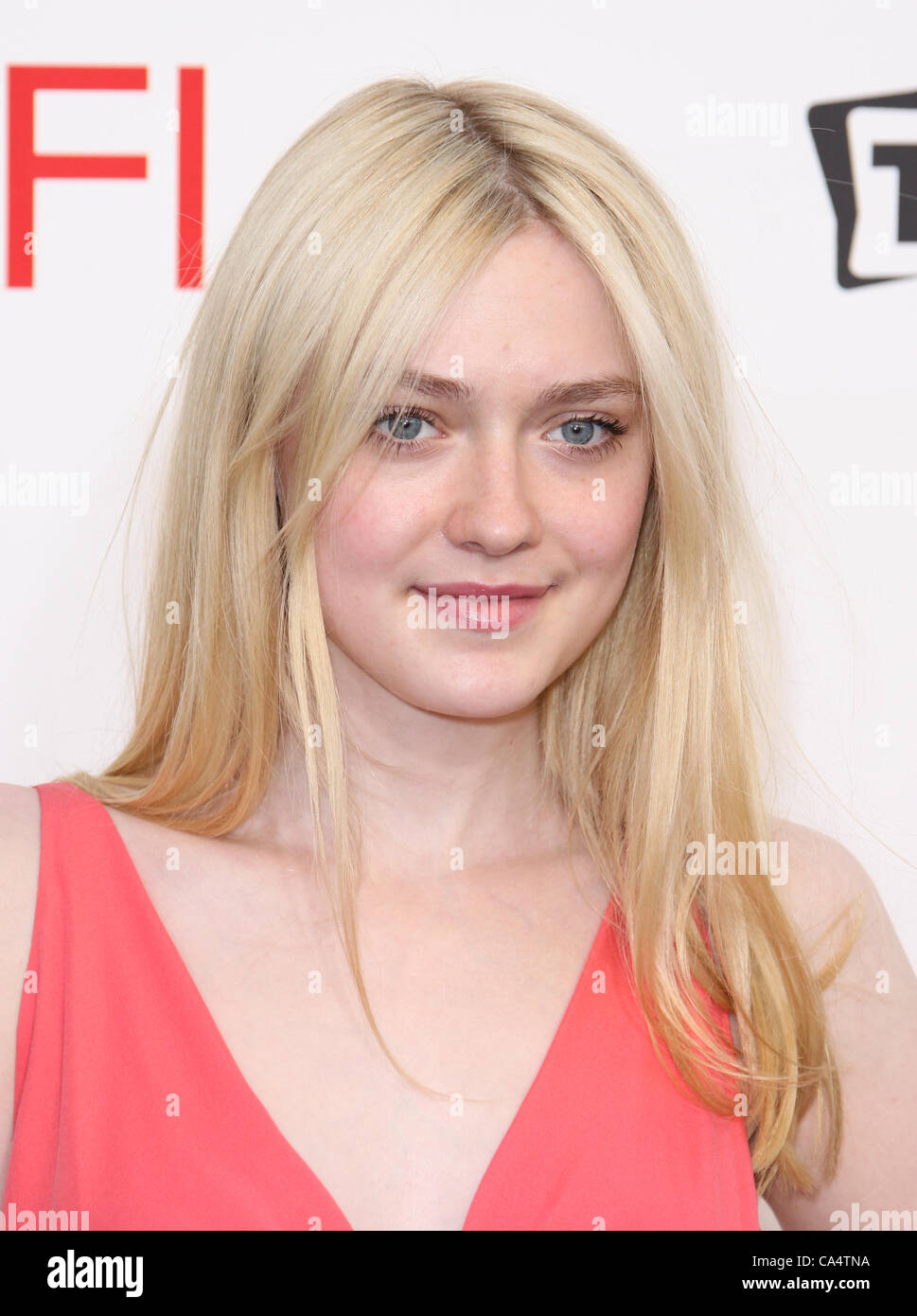 DAKOTA FANNING 2012 TV LAND PRÉSENTE. Jean DUTOURD HOMMAGE À Shirley Maclaine CULVER CITY LOS ANGELES CALIFORNIA Banque D'Images