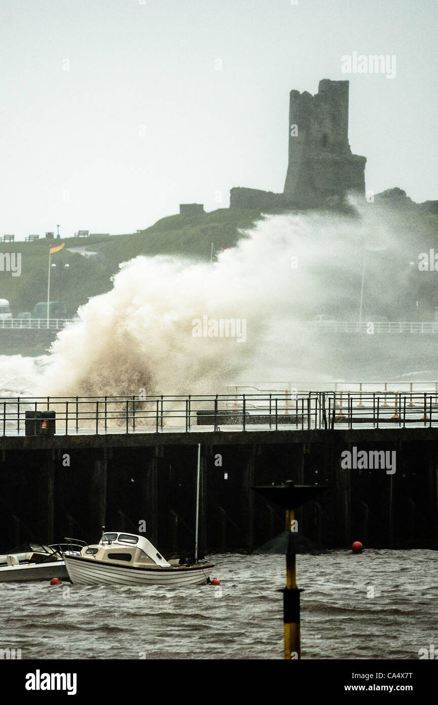 Des vents forts et une mer lash la ville balnéaire d'Aberysytwyth UK. De grandes parties du pays de Galles ont été touchées par les tempêtes d'été, avec de fortes pluies et vents 60mph devraient avoir des répercussions sur une grande partie de la nation. 8 juin 2012 Galles Aberystwyth UK. Banque D'Images