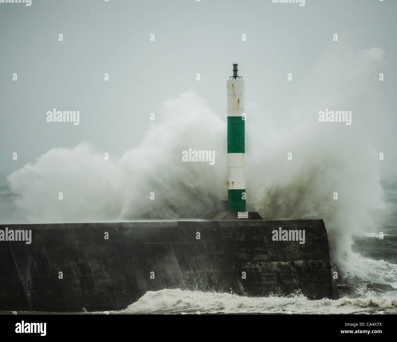 Des vents forts et une mer lash la ville balnéaire d'Aberysytwyth UK. De grandes parties du pays de Galles ont été touchées par les tempêtes d'été, avec de fortes pluies et vents 60mph devraient avoir des répercussions sur une grande partie de la nation. 8 juin 2012 Galles Aberystwyth UK. Banque D'Images