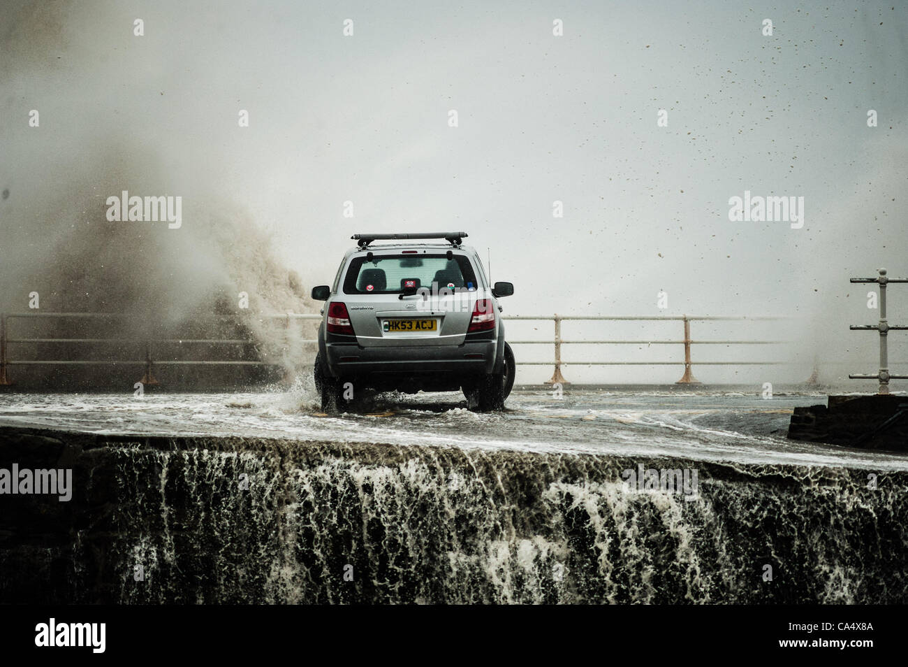 Des vents forts et une mer lash la ville balnéaire d'Aberysytwyth UK. De grandes parties du pays de Galles ont été touchées par les tempêtes d'été, avec de fortes pluies et vents 60mph devraient avoir des répercussions sur une grande partie de la nation. 8 juin 2012 Galles Aberystwyth UK. Banque D'Images