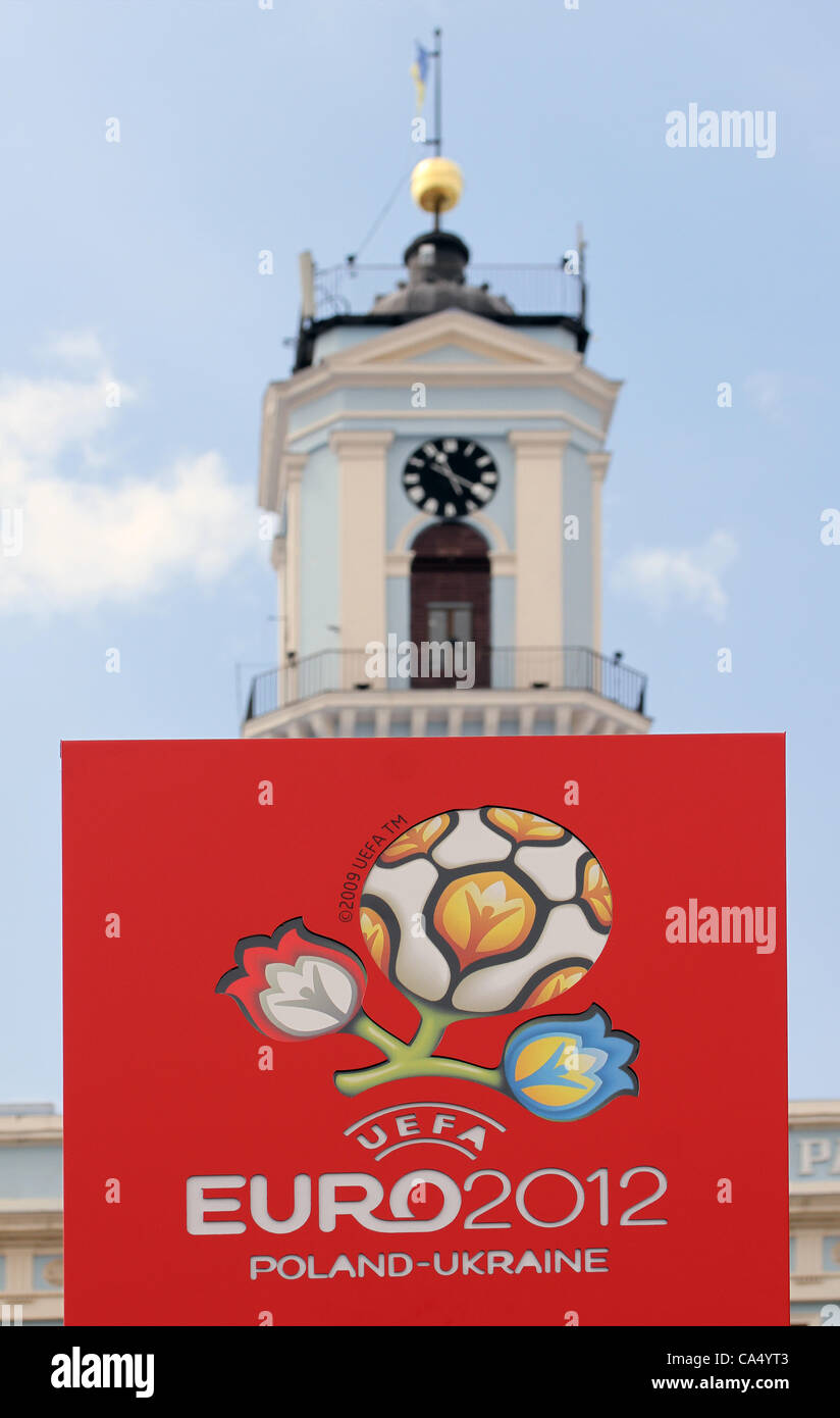 CHERNIVTSI, Ukraine - JUIN 08 : l'installation de l'Art des ballons de foot à proximité de l'EURO 2012 sur la place centrale à Tchernivtsi, Ukraine le 08 juin 2012. Il se compose de 1 600 ballons de soccer. Banque D'Images