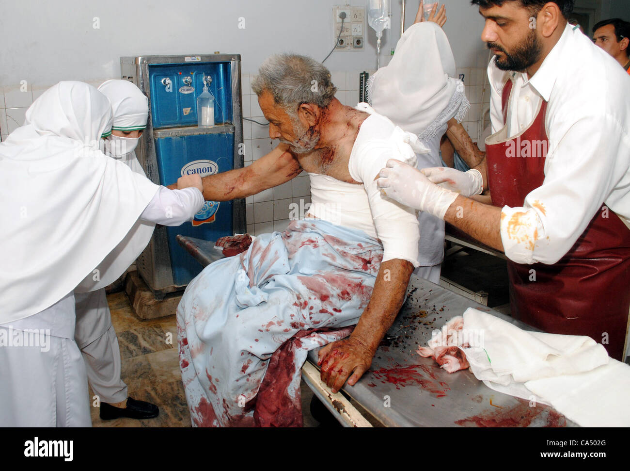 Un blessé est soigné à l'hôpital Lady Reading après une explosion dans un bus sur la route dans la région de Charsadda Gulbela le vendredi. Au moins 14 personnes ont été tuées jusqu'à présent en plus de plusieurs autres blessés à Peshawar le 08 juin, 2012 Banque D'Images