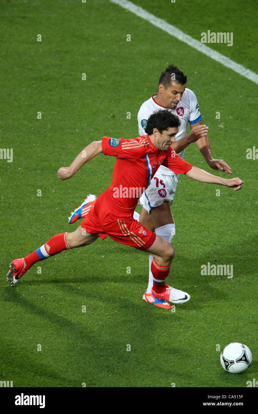 08.06.2012, Wroclaw, Pologne. L'EURO 2012 de football, championnat d'Europe, la Russie et République tchèque JURIJ ZYRKOW (RUS) MILAN BAROS (CZE) Banque D'Images