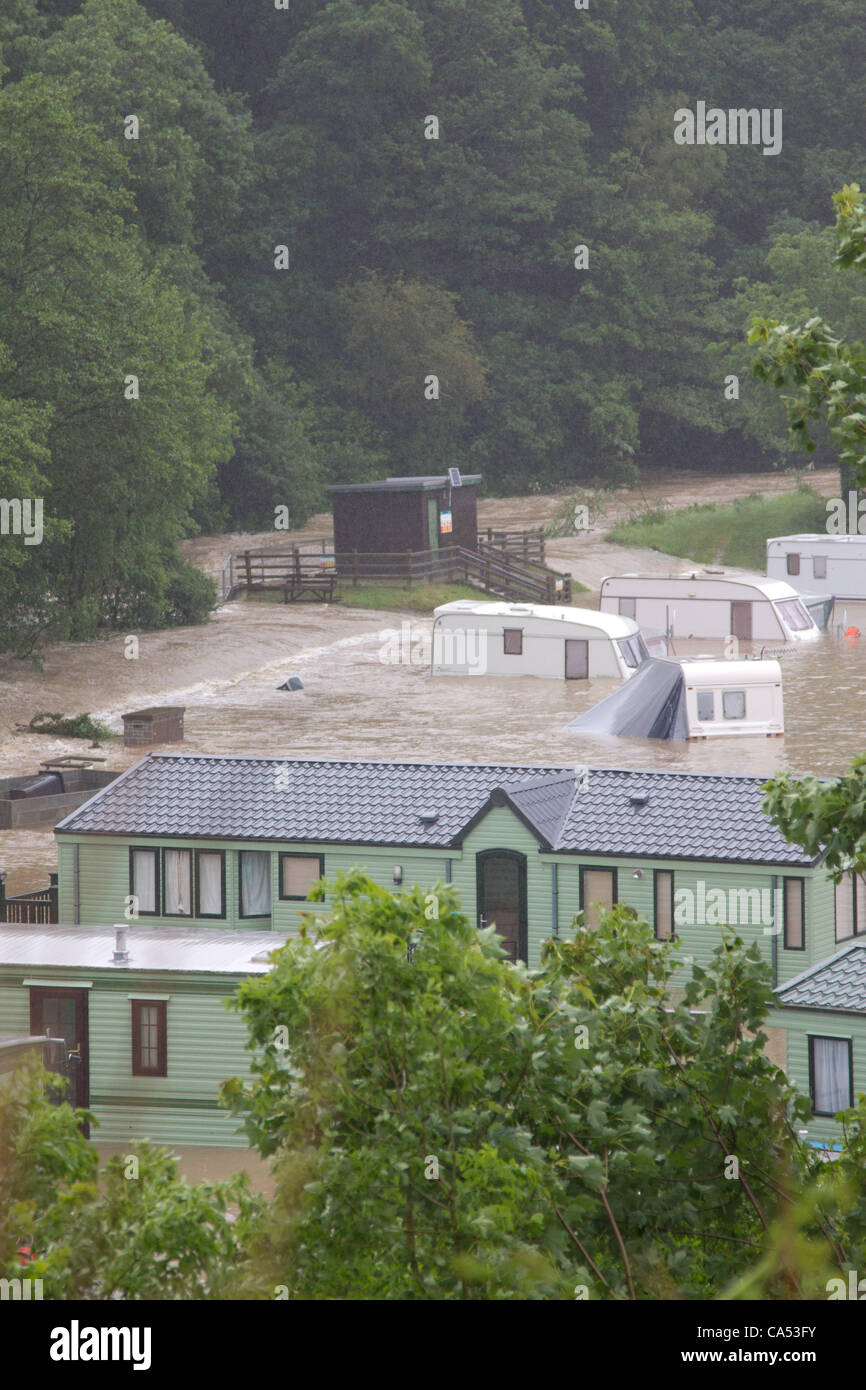 Ceredigion, pays de Galles, Royaume-Uni. Samedi 9 juin 2012, l'inondation à la Riverside Caravan Park en Amérique du Ceredigion. Les résidents du parc ont été évacuées pendant les premières heures du matin par RNLI et autres services Banque D'Images