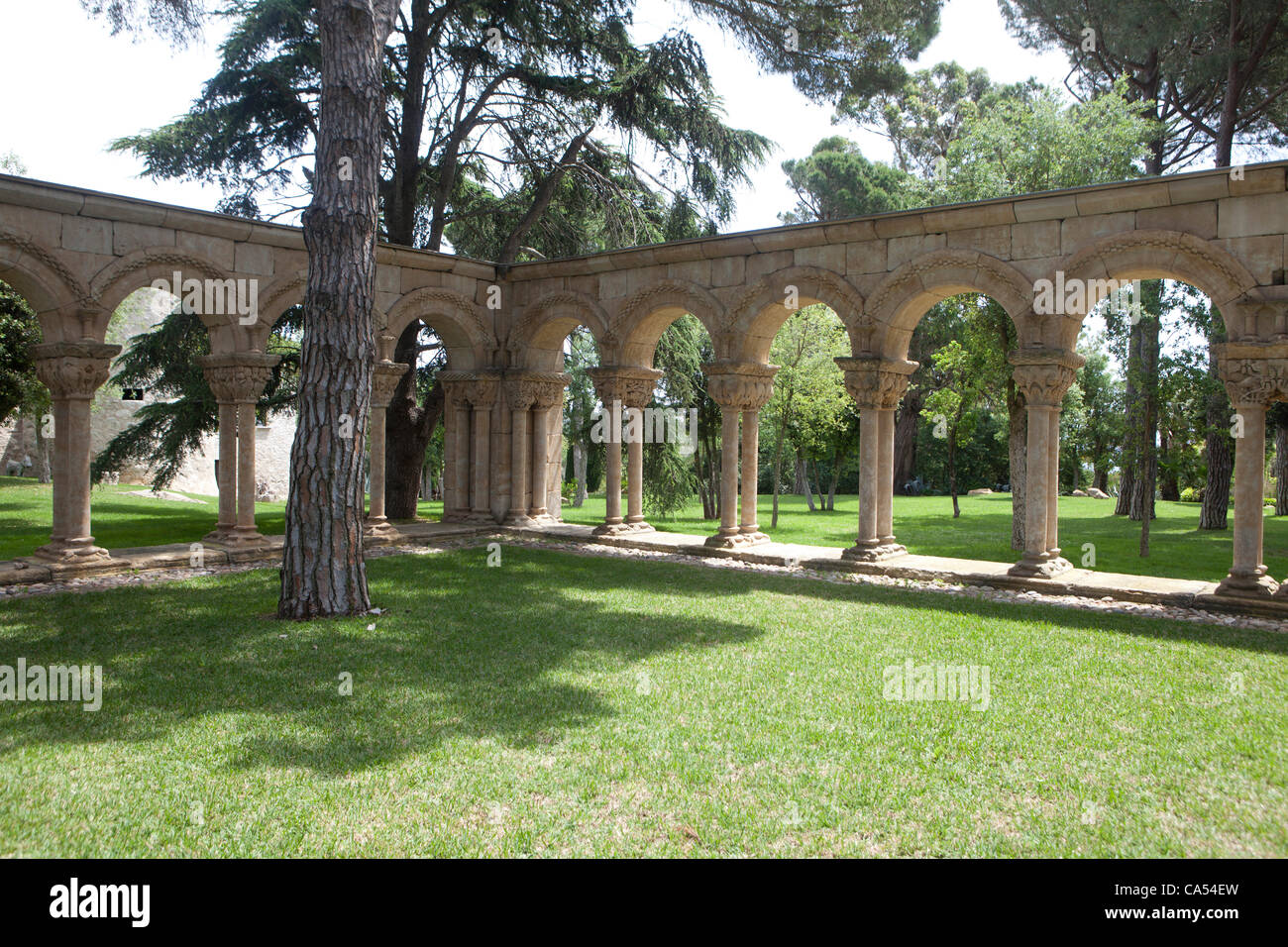 Sur un immense terrain à Palamós en Catalogne sur la Costa Brava un cloître de l'époque romane a été rendu public. Le cloître a été acheté dans les années 60 à partir d'un monastère dans le centre de l'Espagne, apparemment sous la dictature de Franco, que démonté et reconstruit dans le jardin. Propriétaire de la parcelle sont les Banque D'Images