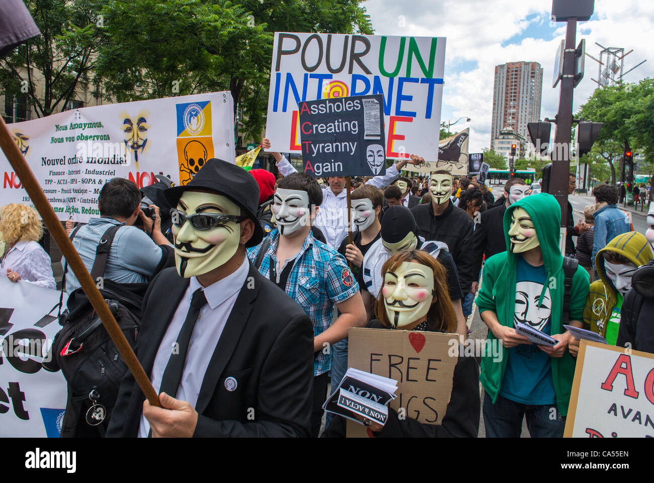 Les militants d'une loi anti-ACTA sur les accords Internet, qui s'opposent au contrôle des communications et à la censure des réseaux Internet, qui tiennent des panneaux de protestation et portent des masques Guy Fawklin, lors d'une manifestation à Paris, en France, protestent contre le libre-échange et les jeunes protestent Banque D'Images