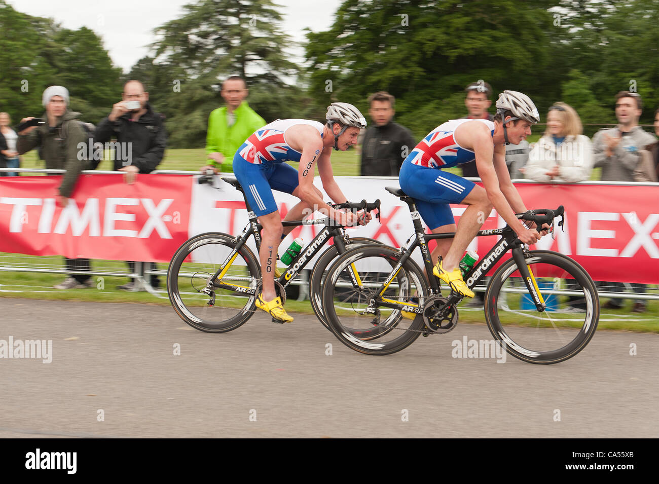 Samedi 9 juin 2012. Blenheim Palace, Oxfordshire, UK. Frères Alistair et Jonathan Brownlee (Jonny) d'avance sur le champ dans l'élite de triathlon sprint. Banque D'Images