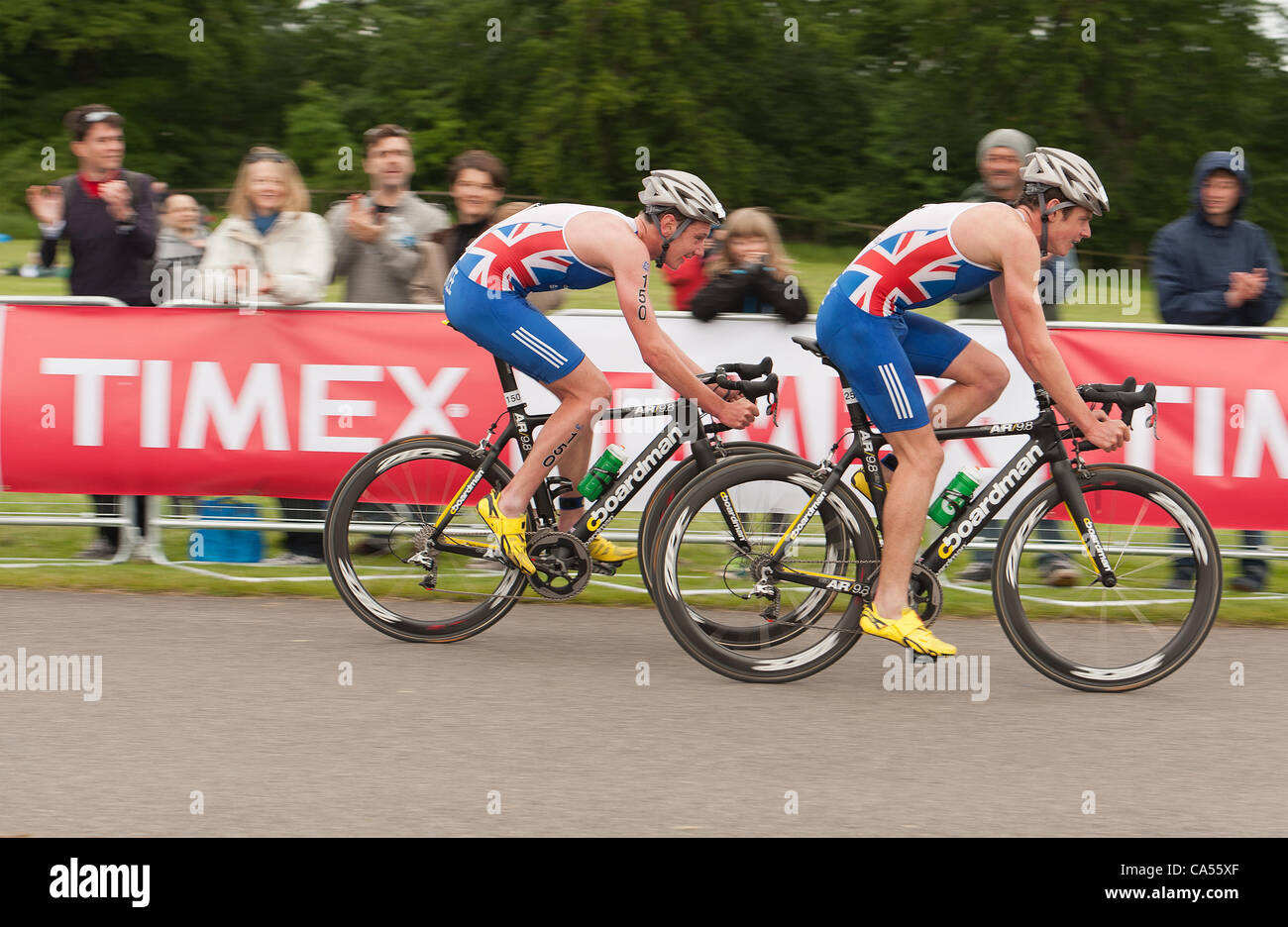 Samedi 9 Juin Le Palais de Blenheim, au Royaume-Uni. Frères Alistair et Jonathan Brownlee (Jonny) d'avance sur le champ dans l'élite de triathlon sprint. Banque D'Images