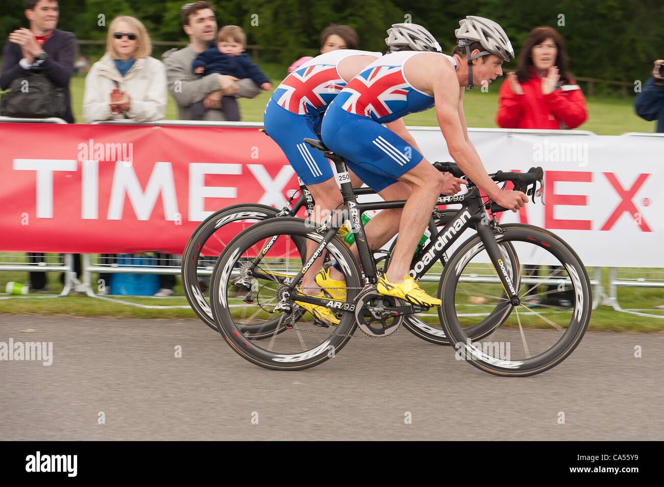 Samedi 9 Juin Le Palais de Blenheim, au Royaume-Uni. Frères Alistair et Jonathan Brownlee (Jonny) d'avance sur le champ dans l'élite de triathlon sprint. Banque D'Images