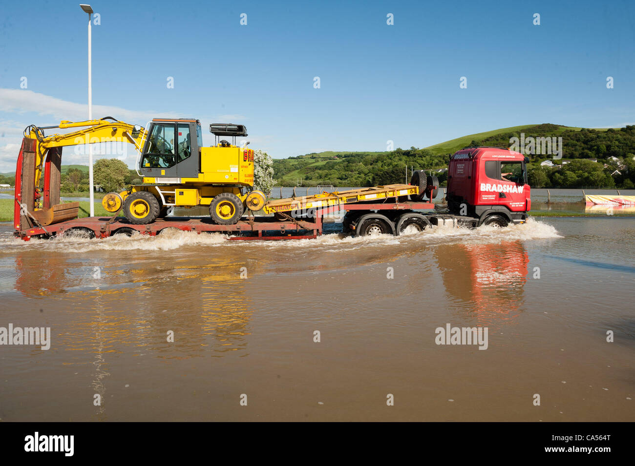 Samedi 9 Juin 2012 Inondations sur la route principale à Aberystwyth Wales UK Les fortes pluies de juin des jours précédents permis des inondations dans les bas-fonds des nouveaux développements à la périphérie de la ville photo ©keith morris 2012 Banque D'Images