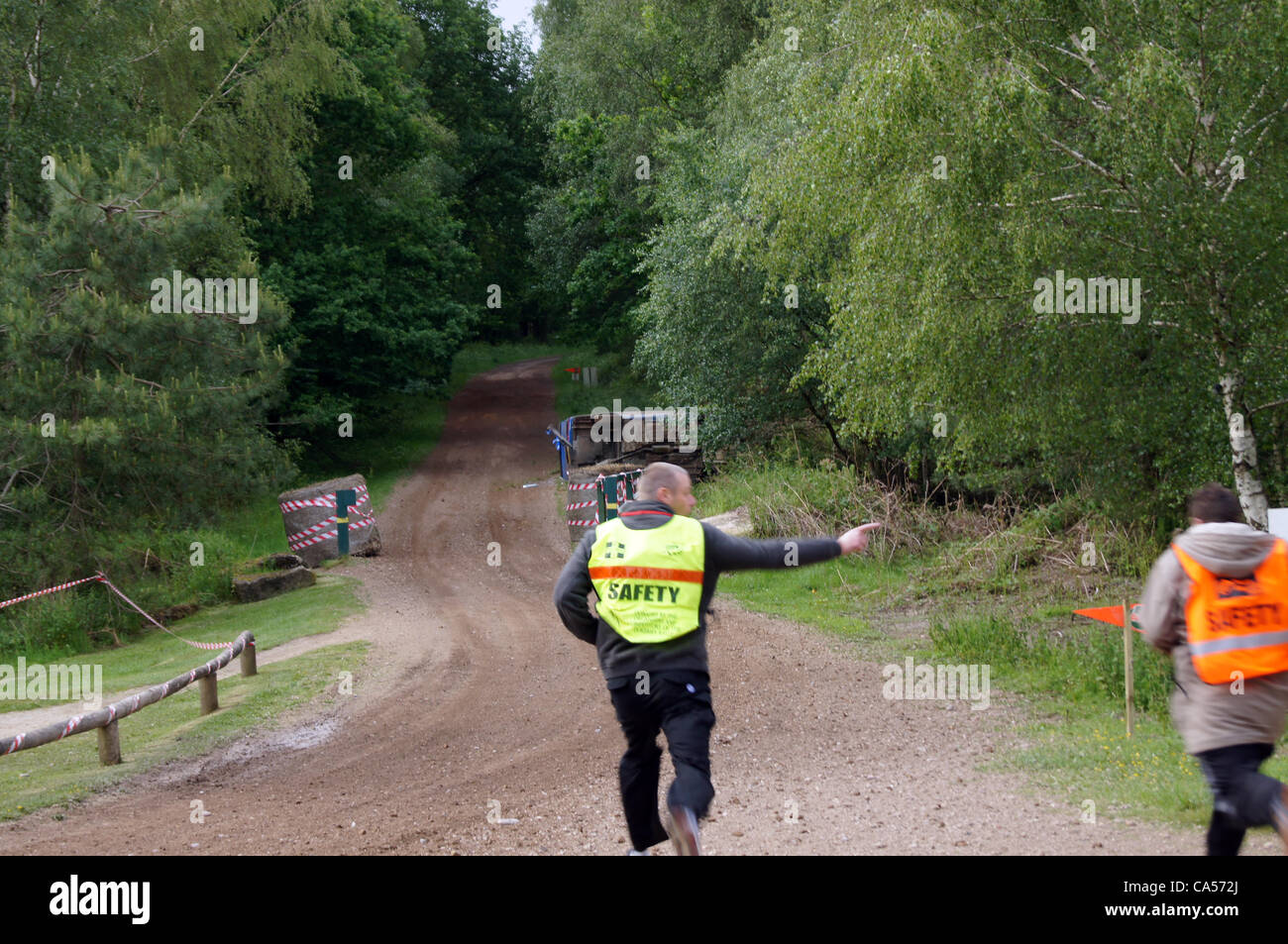 Le maréchal de sécurité jusqu'à la Peugeot 309 conduite par Nigel Hunt avec Andy Wright en tant que co-pilote qui s'est écrasé après avoir heurté une ornière sur la piste en forêt avant le tour 18 sur le Sherwood Pines stade. Banque D'Images