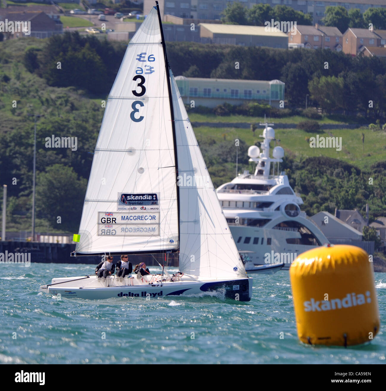 Sail for gold medal races à Portland, dans le Dorset, Royaume-Uni Lucy Macgregor (Helm), Annie LushAnnie Lush (milieu), Kate Macgregor (Bow) Photo par : DORSET MEDIA SERVICE Banque D'Images