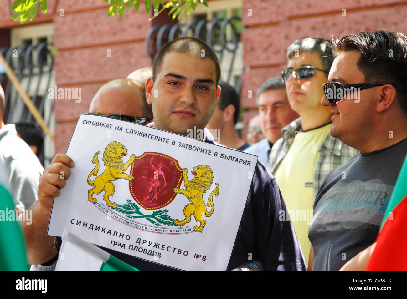 Avec un panneau de démonstration de l'Union des employés du ministère de la Justice durant le rallye des gardiens de prison à Sofia. Les gardes de la 13 établissements correctionnels en Bulgarie sont payés moins de 300 euros par mois. Sofia, Bulgarie, 10/06/2012 Banque D'Images