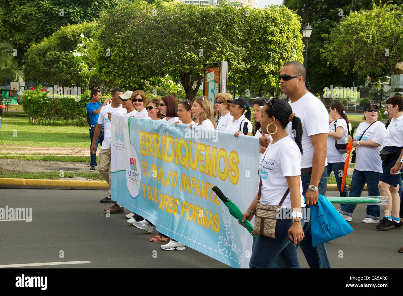 10 juin : Marta Linares de Martinelli, Première Dame du Panama à la tête d'une marche contre le travail des enfants sur l'Avenida Balboa et côtières Beltway. Les membres du gouvernement et les institutions privées ont pris part à cet événement. Banque D'Images