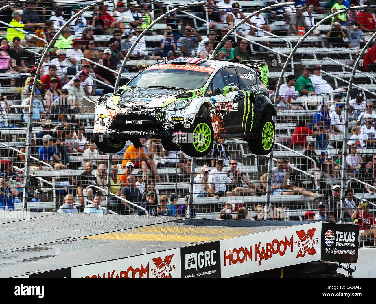 9 juin 2012 - Fort Worth, Texas, États-Unis d'Amérique - Ken Block (43) conducteur de la Monster World Rally car, en action pendant la course, le Rally Cross Hoon Kaboom, à la Texas Motor Speedway à Fort Worth, au Texas. Pilote de Rally Cross mondial Marcos Gronholm (3) gagne la course Kaboom Hoon. (Cre Banque D'Images