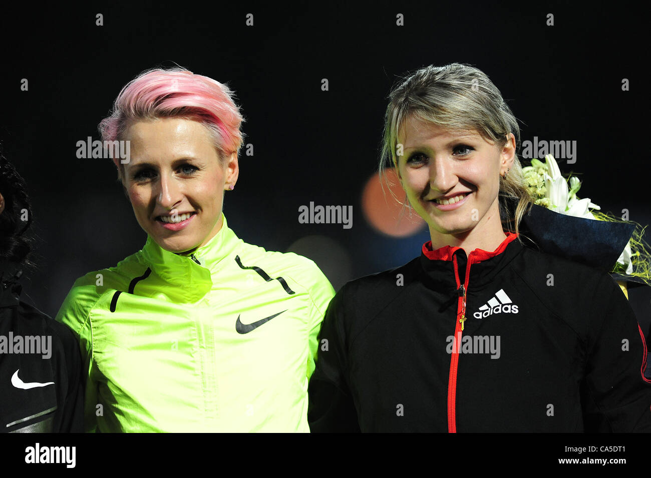 08.06.2012. Stadio Primo Nebiolo,Torino. Réunion internationale d'athlétisme Primo Nebiolo saut en hauteur femmes Ariane Friedrich (l) de l'Allemagne et Svetlana Radzvil (r) de l'Ouzbékistan sur le podium Banque D'Images