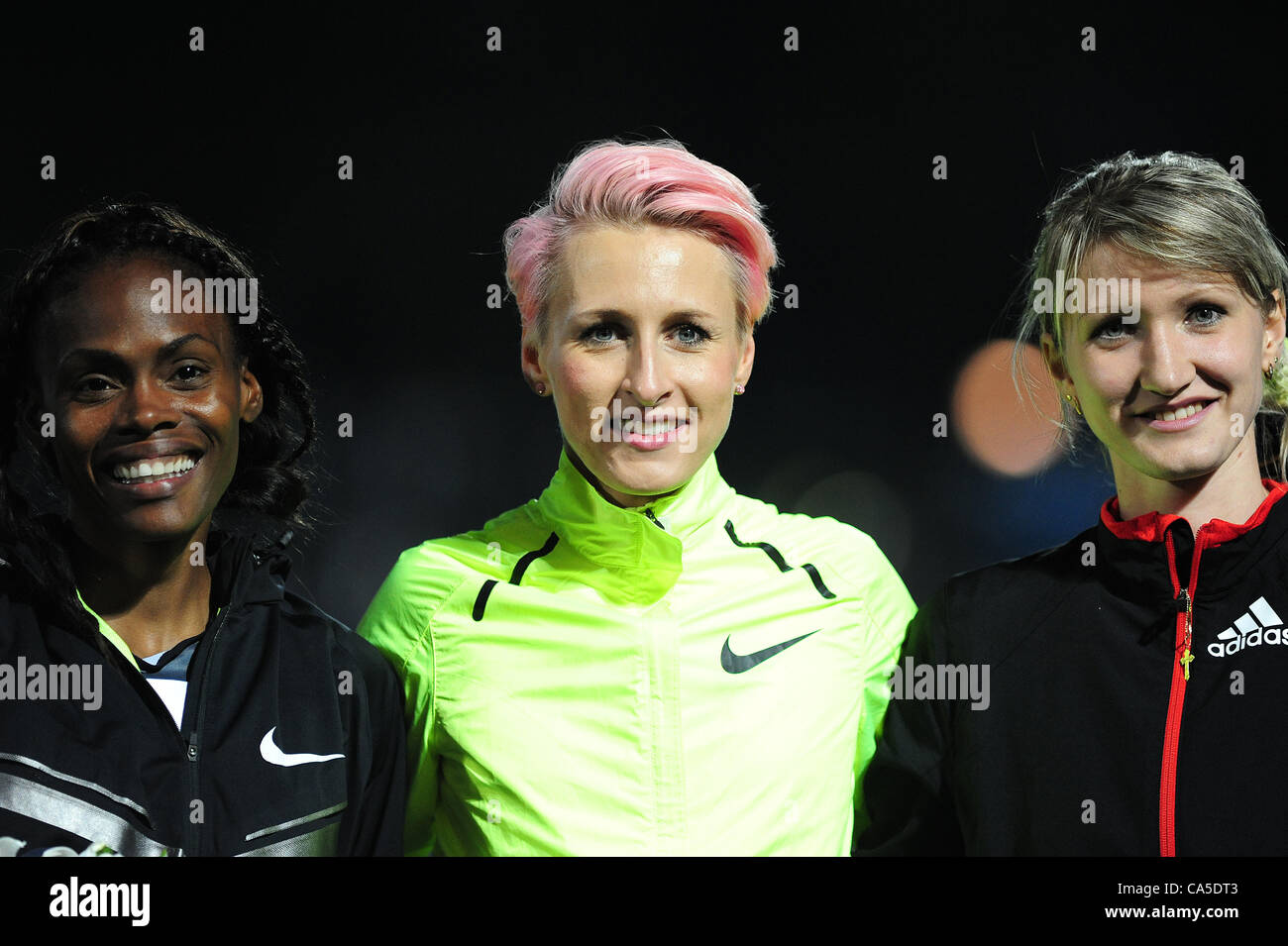 08.06.2012. Stadio Primo Nebiolo,Torino. Réunion internationale d'athlétisme Primo Nebiolo saut en hauteur femmes Chaunte Lowe de l'USA (l), Ariane Friedrich (c) de l'Allemagne et Svetlana Radzvil (r) de l'Ouzbékistan sur le podium Banque D'Images