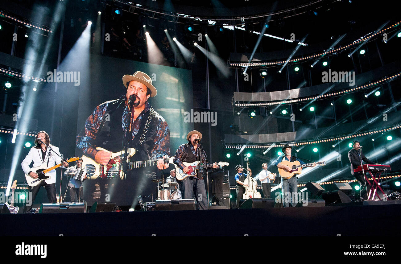 Jun 10, 2012 - Nashville, Tennessee, USA - Musiciens LES MAVERICKS effectue live au LP Field dans le cadre du CMA Music Festival qui a lieu au centre-ville de Nashville. Les quatre jours du festival de musique country attire plus de 65 000 fans chaque jour pour voir une variété de l'artiste sur plusieurs étapes. Copyright Banque D'Images