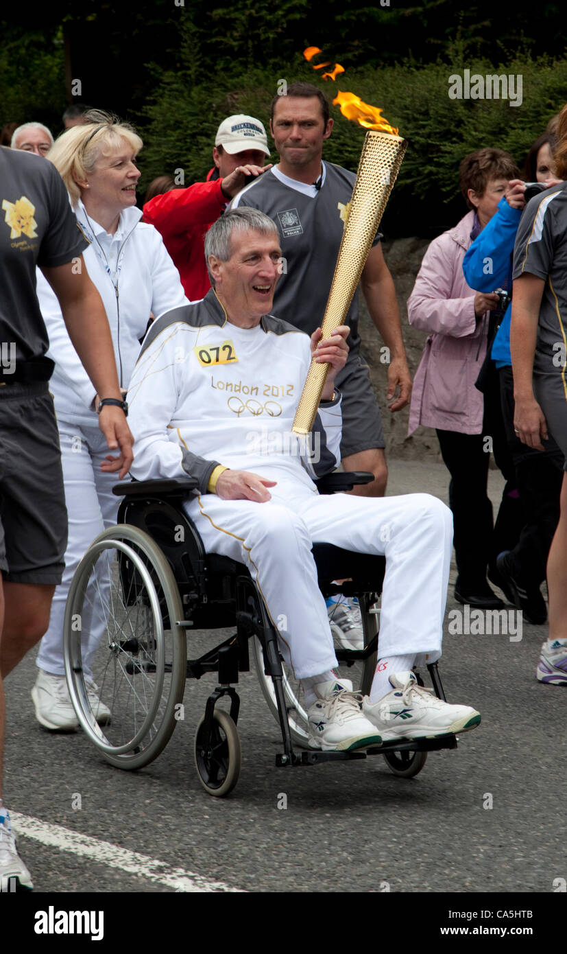 Banchory, ÉCOSSE - 11 juin 2012 : Denis Emslie, 64, porte la torche olympique à Aberdeen, en Écosse. Un amateur de sports toute sa vie, une anse Rangers joueur de football, et jusqu'à il y a 3 ans, un joueur de cricket de l'Aberdeenshire, lorsque la Dystrophie Musculaire le rendait totalement dépendante en fauteuil roulant. Banque D'Images Banchory, ÉCOSSE - 11 juin 2012 : Denis Emslie, 64, porte la torche olympique à Aberdeen, en Écosse. Un amateur de sports toute sa vie, une anse Rangers joueur de football, et jusqu'à il y a 3 ans, un joueur de cricket de l'Aberdeenshire, lorsque la Dystrophie Musculaire le rendait totalement dépendante en fauteuil roulant. Banque D'Images