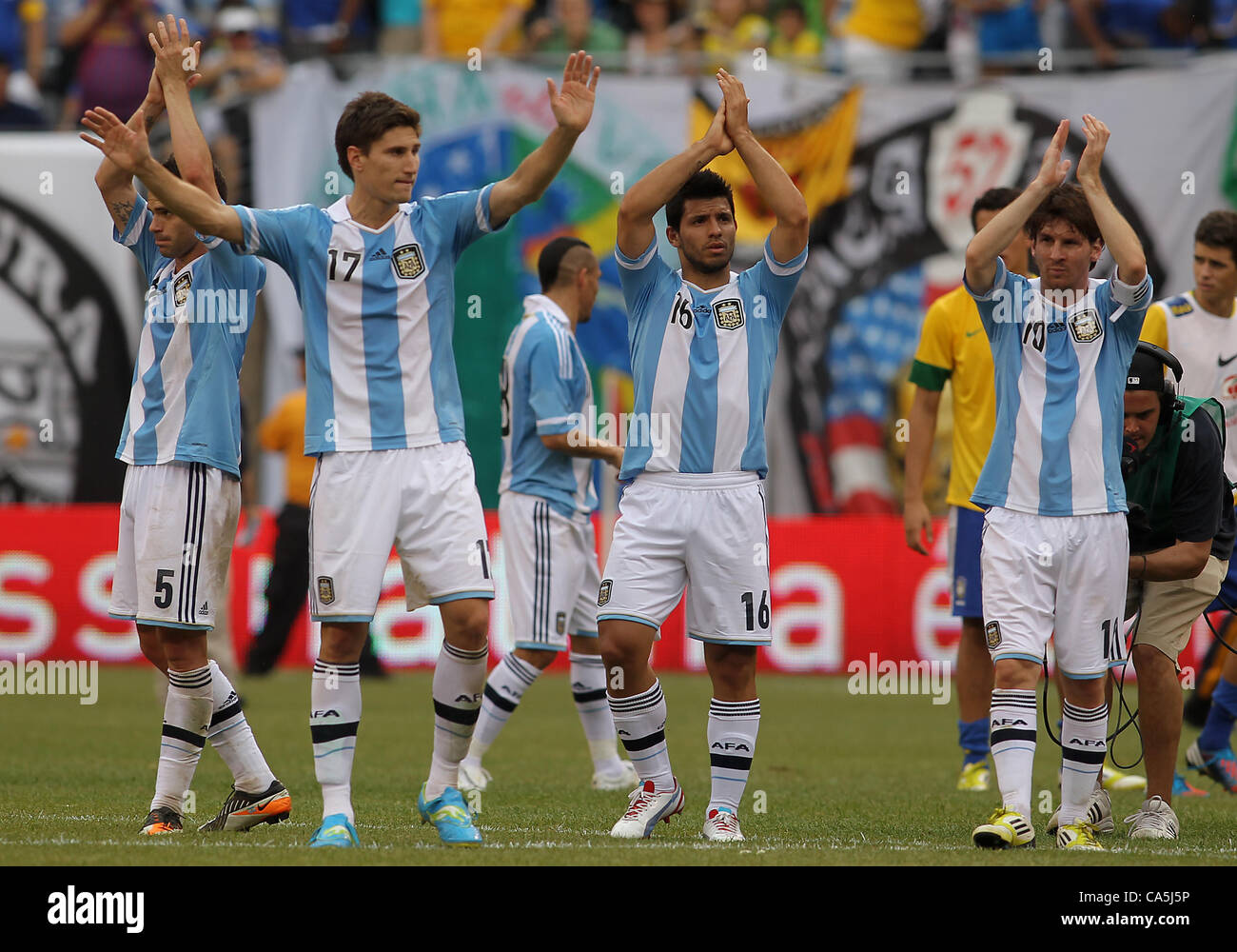 09.06.2012. New Jersey, USA. Fernando Gago (5), Federico Fernandez (17), Sergio Aguero (16) et Lionel Messi (10) de l'Argentine à la fin du match contre le Brésil lors d'un match amical au stade Metlife à East Rutherford, New Jersey. L'Argentine a gagné 4-3. Banque D'Images