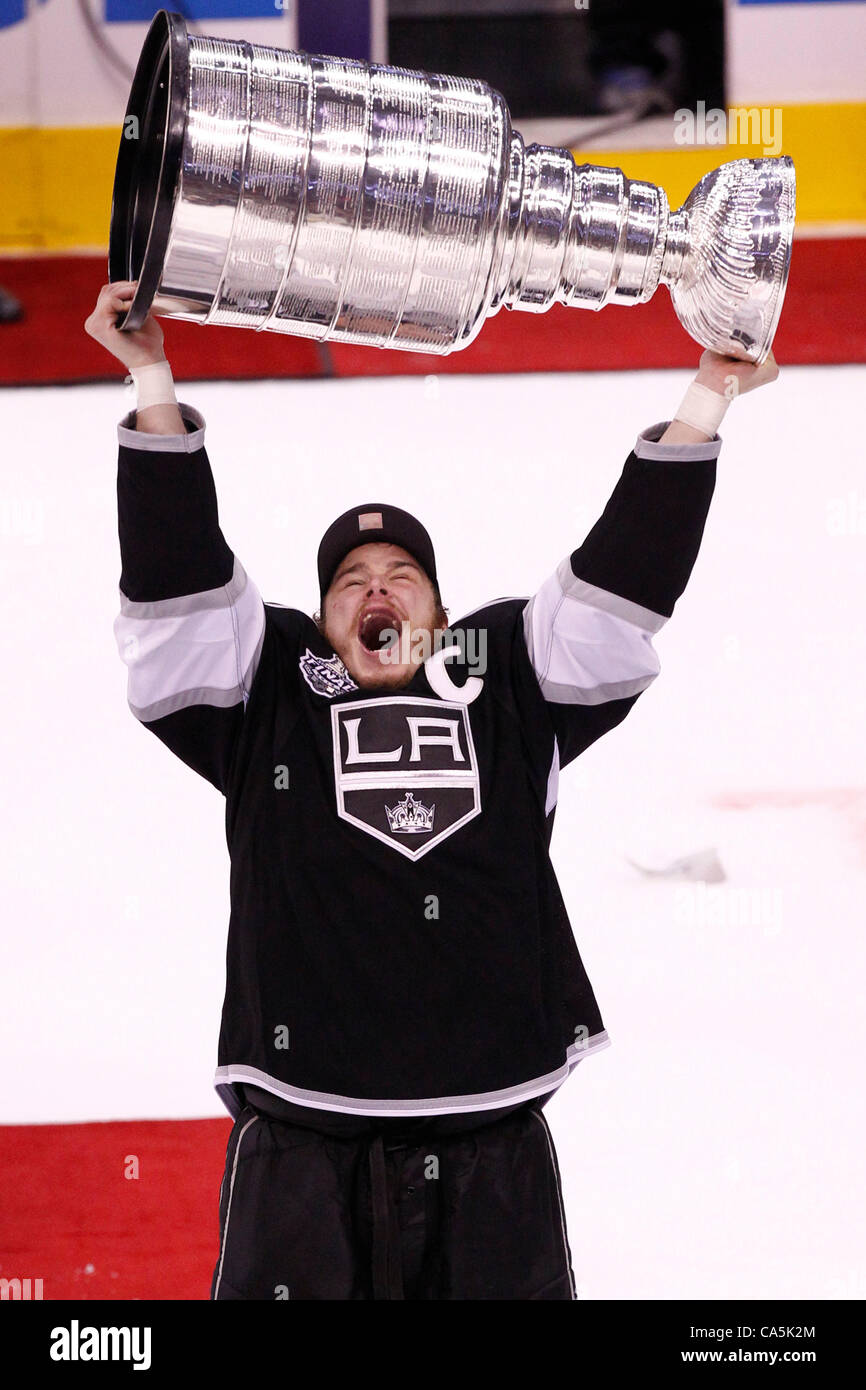 11.06.2012.Los Angeles Staples Center, USA. Kings de Los Angeles l'avant droite # 23 Dustin Brown 'C' (USA) célèbre avec la Coupe Stanley Les LA Kings a gagné le match 6-1 pour remporter la Coupe Stanley pour la première fois. Banque D'Images