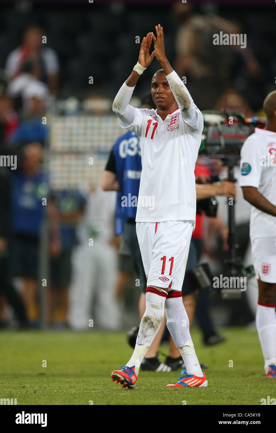 ASHLEY YOUNG APRÈS MATCH FRANCE V ANGLETERRE EURO 2012 DONBASS ARENA DONETSK UKRAINE Ukraine 11 juin 2012 Banque D'Images