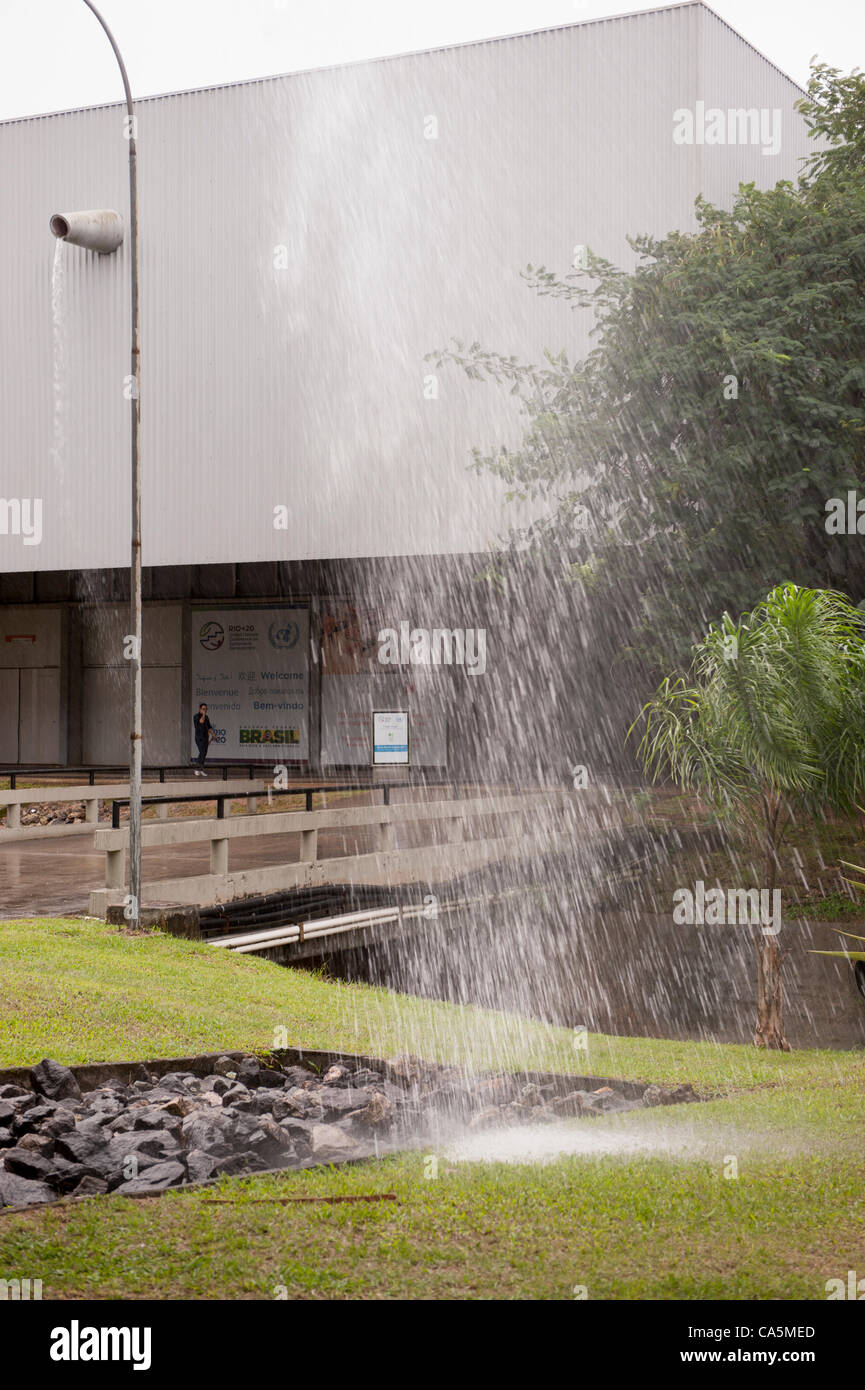 La forte pluie qui tombe à l'endroit du centre de Rio. Plusieurs jours de fortes pluies est inhabituel à cette époque de l'année. Conférence des Nations Unies sur le développement durable (Rio +20), Rio de Janeiro, Brésil. Photo © Sue Cunningham. Banque D'Images