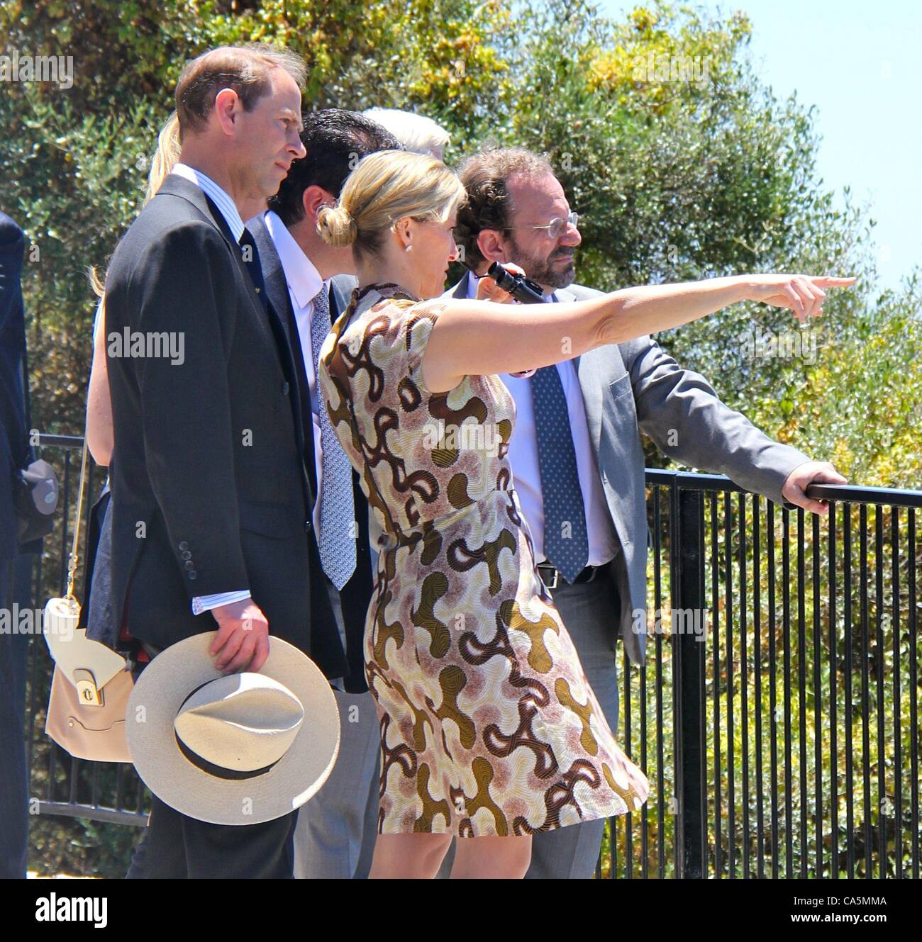 12/06/2012, Gibraltar. Prince Edward et son épouse Sophie Rhys-Jones Helen regarder dehors à la vue depuis le rocher de Gibraltar au cours de leur tournée Royale du Jubilé de diamant. Banque D'Images