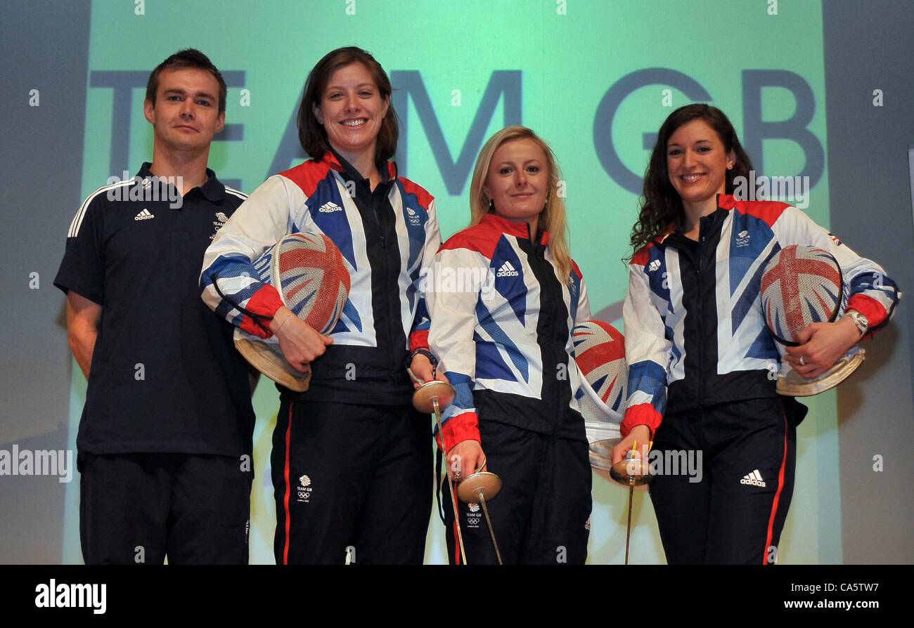 INSTITUTE OF EDUCATION, Londres, UK, mardi. Le 12/06/2012. Les athlètes sélectionnés à l'équipe d'Escrime GO pour les Jeux Olympiques de 2012 à Londres. L'équipe de fleuret femmes avec leur entraîneur. Banque D'Images