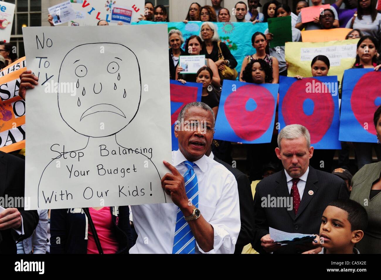 Le 13 juin 2012 - Manhattan, New York, États-Unis - Le Conseil municipal Membre ROBERT JACKSON parle comme les enfants, les parents, les dirigeants communautaires et les partisans de livrer plus de 47 000 lettres et pétitions pour le maire Michael Bloomberg, l'exhortant à arrêter les compressions dans les soins aux enfants et les programmes après l'école dans l'ec final Banque D'Images
