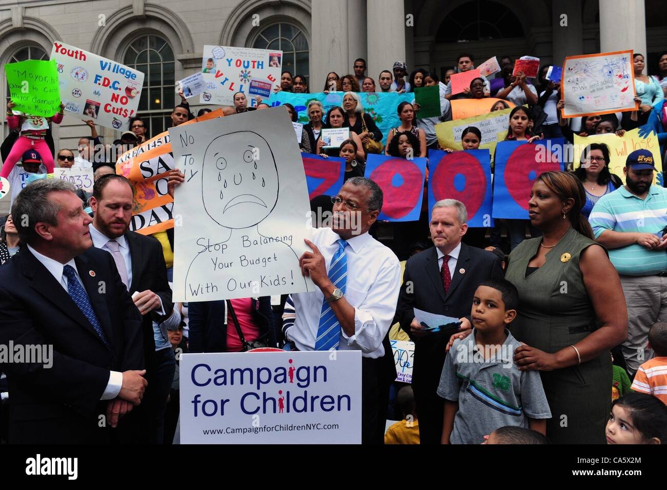 Le 13 juin 2012 - Manhattan, New York, États-Unis - Le Conseil municipal Membre ROBERT JACKSON parle comme les enfants, les parents, les dirigeants communautaires et les partisans de livrer plus de 47 000 lettres et pétitions pour le maire Michael Bloomberg, l'exhortant à arrêter les compressions dans les soins aux enfants et les programmes après l'école dans l'ec final Banque D'Images