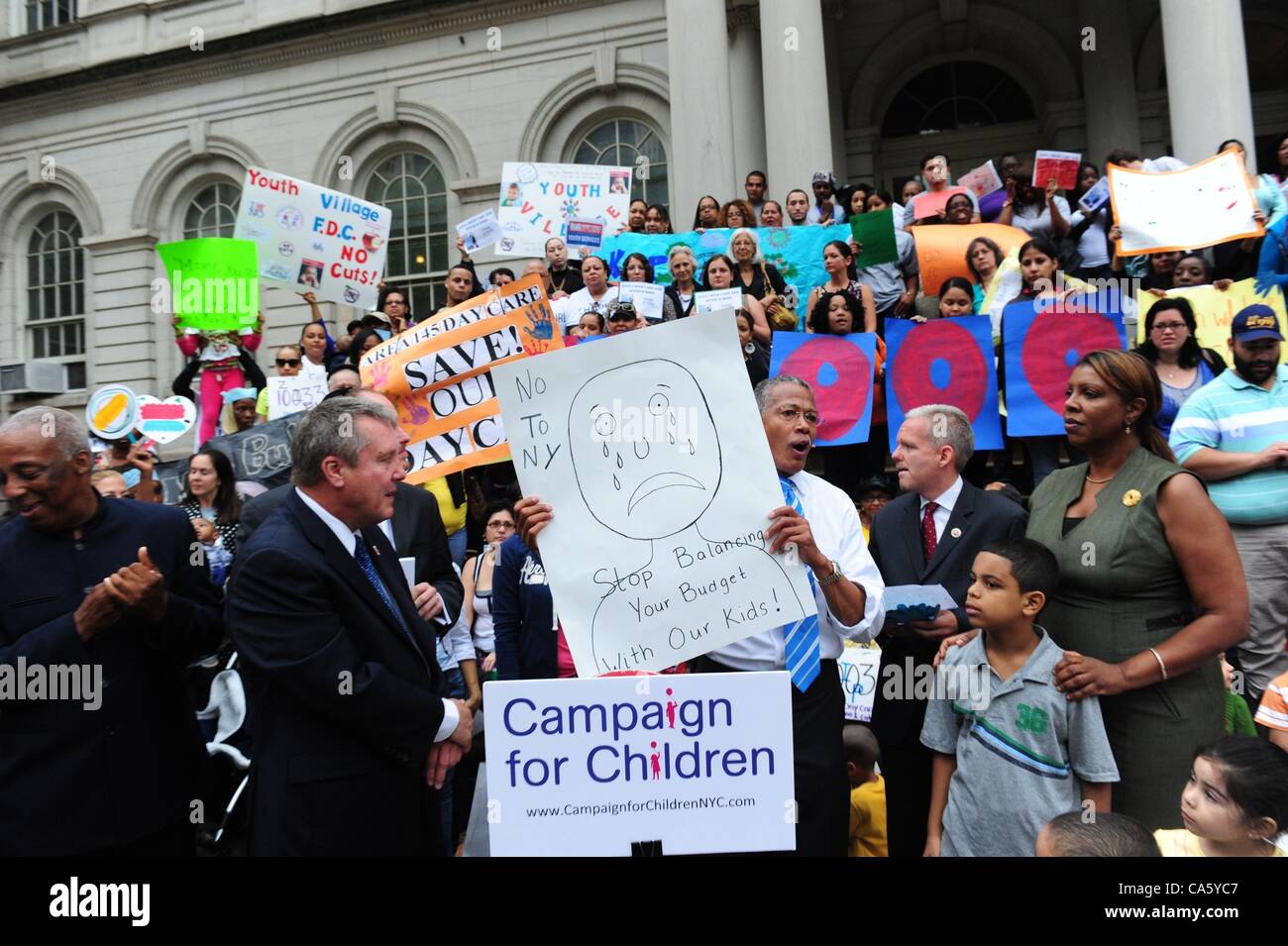Le 13 juin 2012 - Manhattan, New York, États-Unis - Le Conseil municipal Membre ROBERT JACKSON parle comme les enfants, les parents, les dirigeants communautaires et les partisans de livrer plus de 47 000 lettres et pétitions pour le maire Michael Bloomberg, l'exhortant à arrêter les compressions dans les soins aux enfants et les programmes après l'école dans l'ec final Banque D'Images
