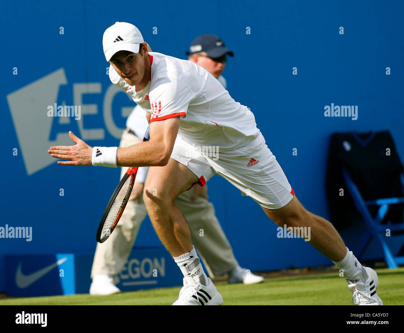 13.06.2012. Queens Club, Londres, Angleterre. Andy Murray (GBR) perdu à Nicolas Mahut(Fra) lors de leur deuxième tour des hommes des célibataires match de tennis au tournoi de Queen's Club de Londres, le 13 juin 2012 Banque D'Images