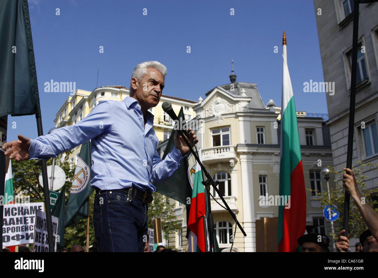 Le chef du parti ultra-nationaliste Ataka (Attaque) lors de son discours devant la municipalité de Sofia, exigeant la fin de l'intolérable "bruit" venant de la mosquée Banya Bashi lors d'appels à la prière, en particulier le vendredi. Sofia, Bulgarie, 14/06/2012 Banque D'Images