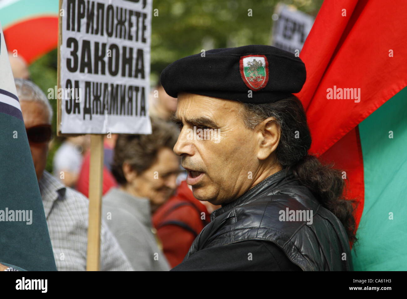 Membre du parti ultra-nationaliste bulgare Ataka (Attaque) dans sa partie 'uniform'. Le noyau dur des militants d'extrême droite le porter tous les vêtements d'un noir. Sofia, Bulgarie, 14/06/2012 Banque D'Images