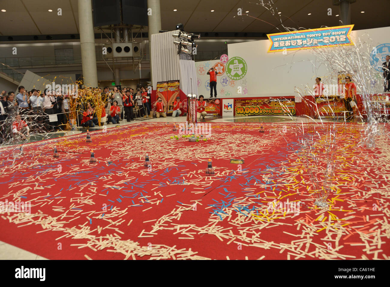 14 juin 2012, Tokyo, Japon - Stickbombsexpolodein une réaction en chaîne au cours d'une réaction en démonstration qui brise le Guiness World Records avec 10 000 bâtonnets de bois au Tokyo Toy Show à l'affiche au Tokyo Toy Show, le jeudi 14 juin 2012, à Tokyo. La plus grande exposition intérieure de la fin Banque D'Images