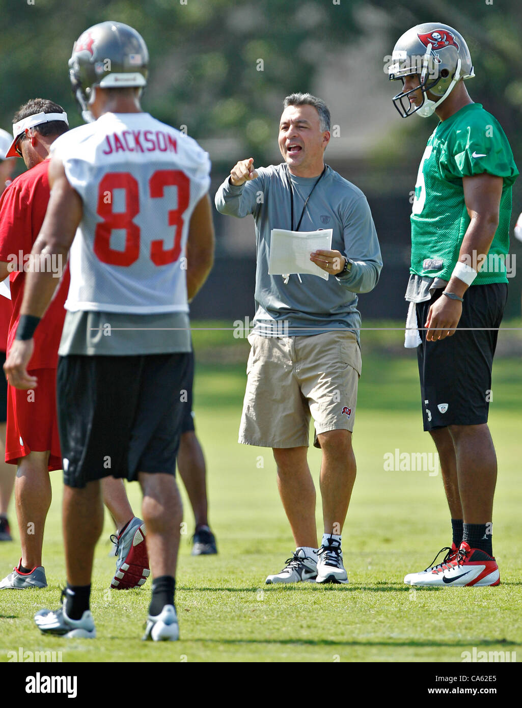 14 juin 2012 - DANIEL WALLACE | fois.TP   WALL 355499 Bucs 6 (06/14/2012 Tampa) coordonnateur offensif Mike Sullivan, centre, travaille avec le receveur Vincent Jackson et quarterback Josh Freeman (5) au cours de Tampa Bay Buccaneers obligatoire un mini-camp à un Buc lieu le jeudi. [DANIEL WALLACE, Banque D'Images