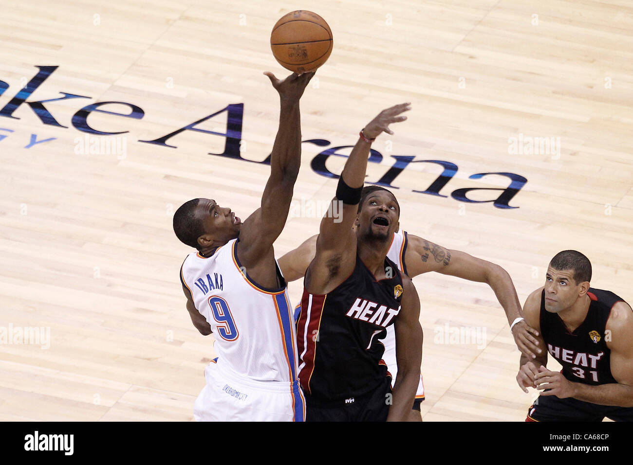 14.06.2012. New York, USA. Oklahoma City Thunder power Serge Ibaka vers l'avant (9) vie de la balle avec le Miami Heat Chris Bosh avant d'alimentation (1) au cours de la chaleur de Miami 100-96 victoire sur l'Oklahoma City Thunder, dans le jeu 2 de la NBA Finals 2012, au Chesapeake Energy Arena, Oklahoma City, Oklahom Banque D'Images