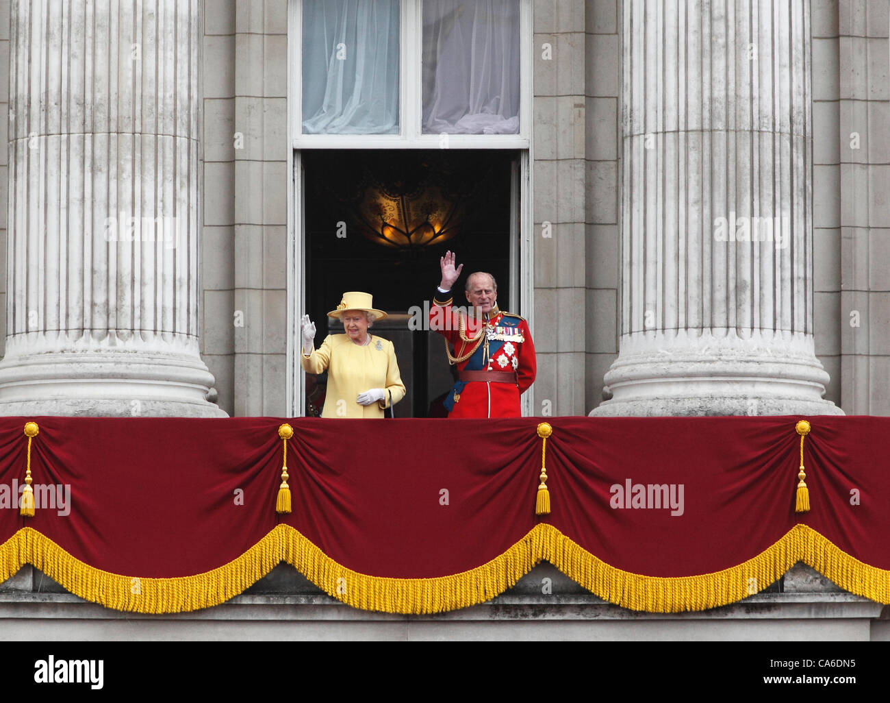Londres, Royaume-Uni. 16 Juin, 2012. La reine Elizabeth II et le Prince Philip vague depuis le balcon du palais de Buckingham à la parade de la cérémonie des couleurs Juin 2012 Banque D'Images