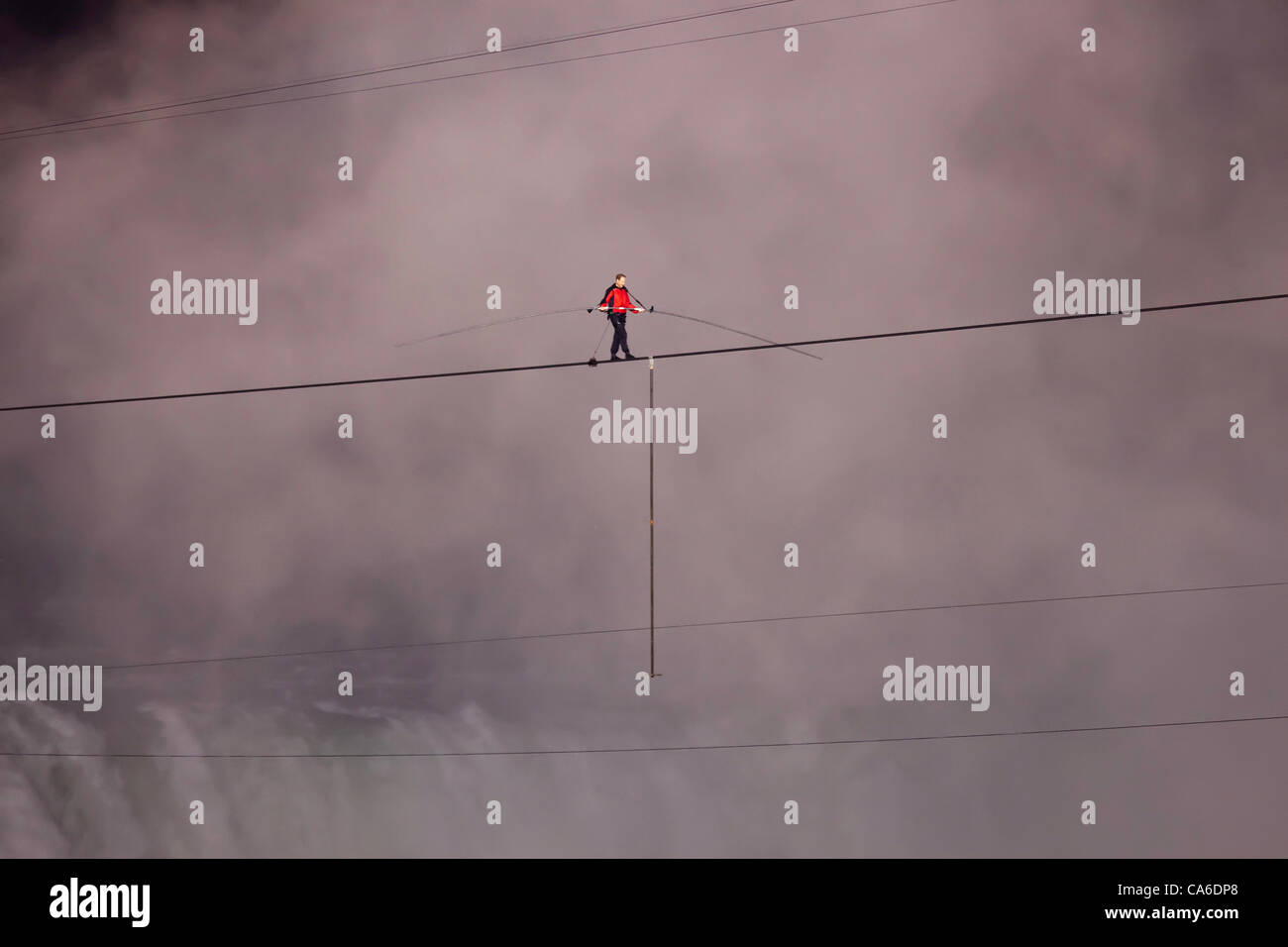 Vendredi 15 Juin, 2012. Nik Wallenda qui a marqué l'histoire du funambule de 550 mètres à pied à travers les chutes du Niagara s'est terminé en succès hier soir. Les 33 ans de septième génération, membre de la "Flying Wallendas" a terminé son daredevil stunt 60 mètre au-dessus de la gorge des chutes Horseshoe. Banque D'Images