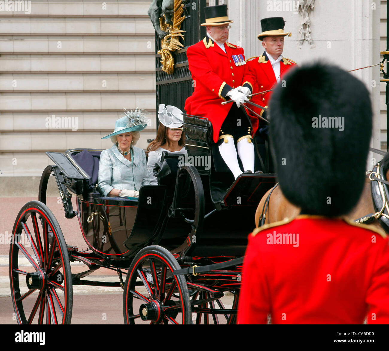 Londres, Royaume-Uni. 16 Juin, 2012. Camilla Parker Bowles, duchesse de Cornouailles et Kate Middleton duchesse de Cambridge quittent le palais de Buckingham dans royal coach de cérémonie de parade la couleur Juin 2012 Banque D'Images