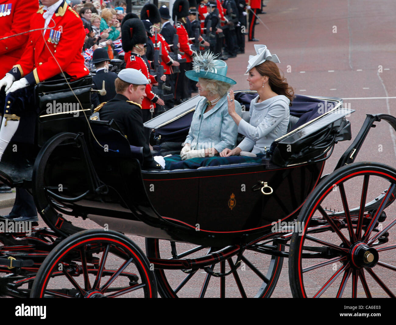 Camilla Parker Bowles, duchesse de Cornouailles et la duchesse de Cambridge Kate Middleton avec le prince Harry revenir au palais de Buckingham à royal coach de cérémonie de parade la couleur Juin 2012 Banque D'Images