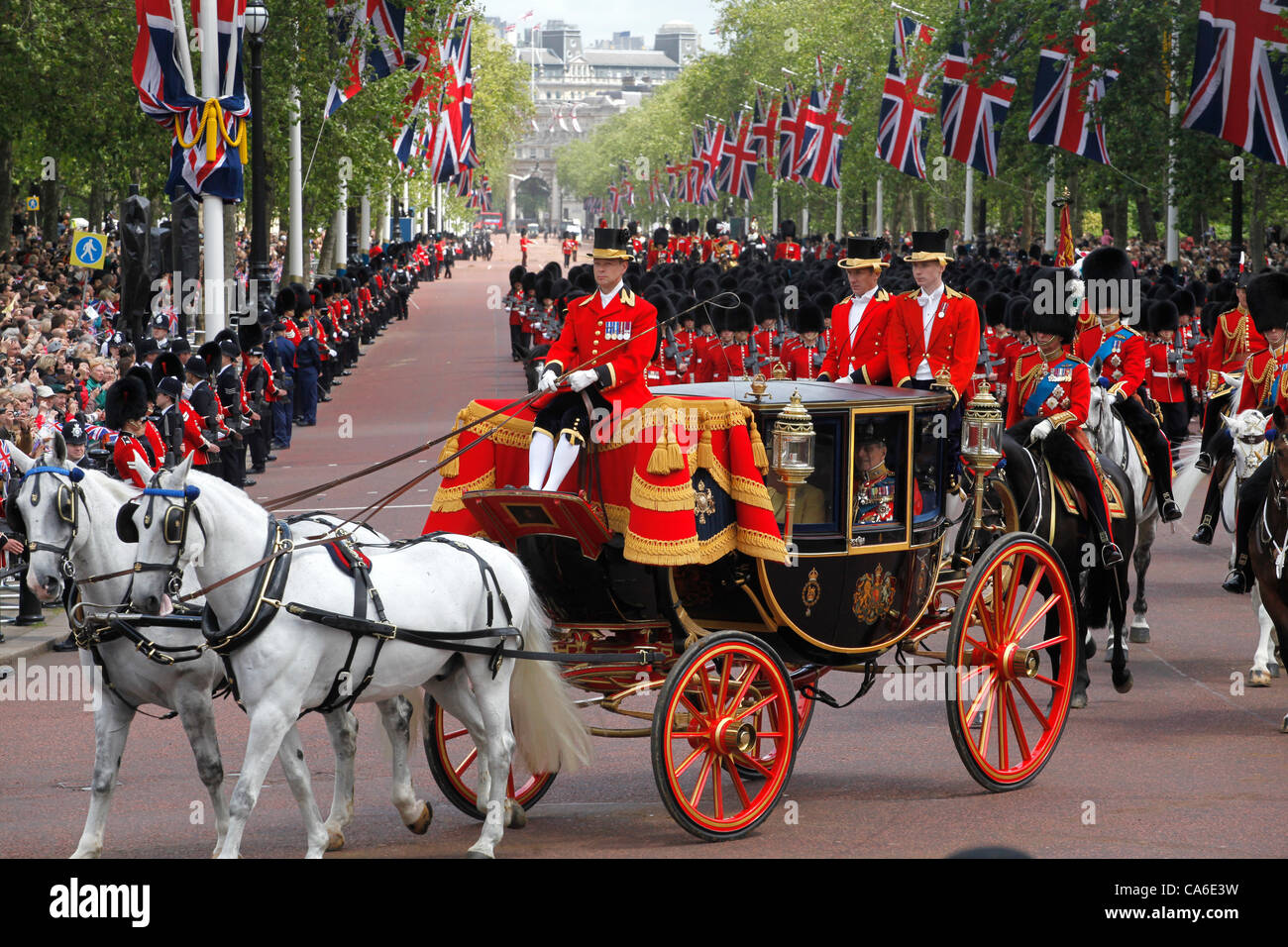 La reine Elizabeth II et le Prince Philip retour à Buckingham Palace à partir de la couleur de la parade de la cérémonie Banque D'Images