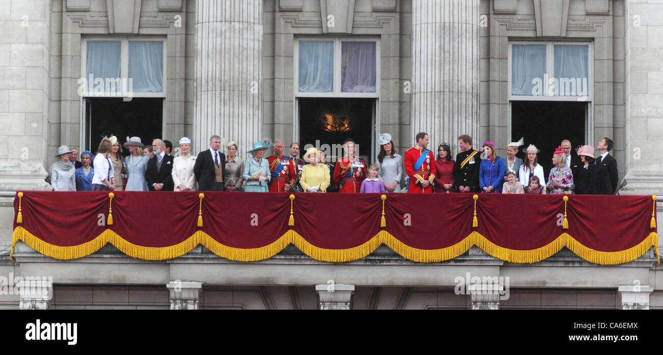 La Famille royale sur le balcon de Buckingham Palace pour la parade de la couleur 2012 Banque D'Images