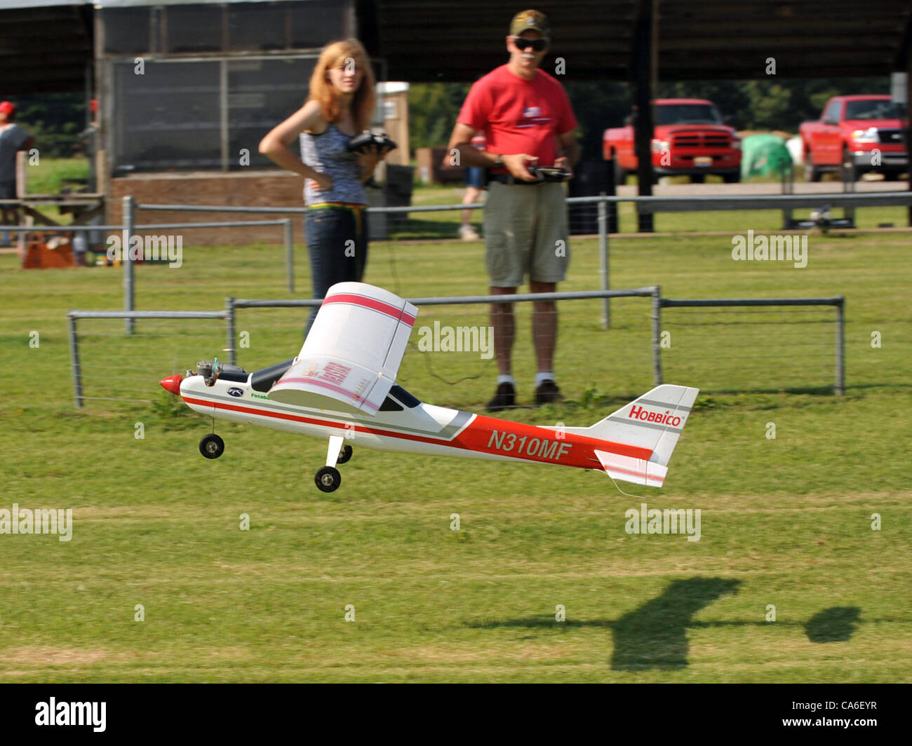 16 juin 2012 -, WA, États-Unis - Samedi 16 Juin 2012 - Isabelle Kuyper, 15 montres, comme Danny, 62 ans, à partir de contrôles Munford le décollage de son avion modèle radio-commandé. L'Millington Barnstormers ont tenu une journée communautaire le samedi c'était un événement gratuit pour tous ceux qui ont toujours voulu Banque D'Images