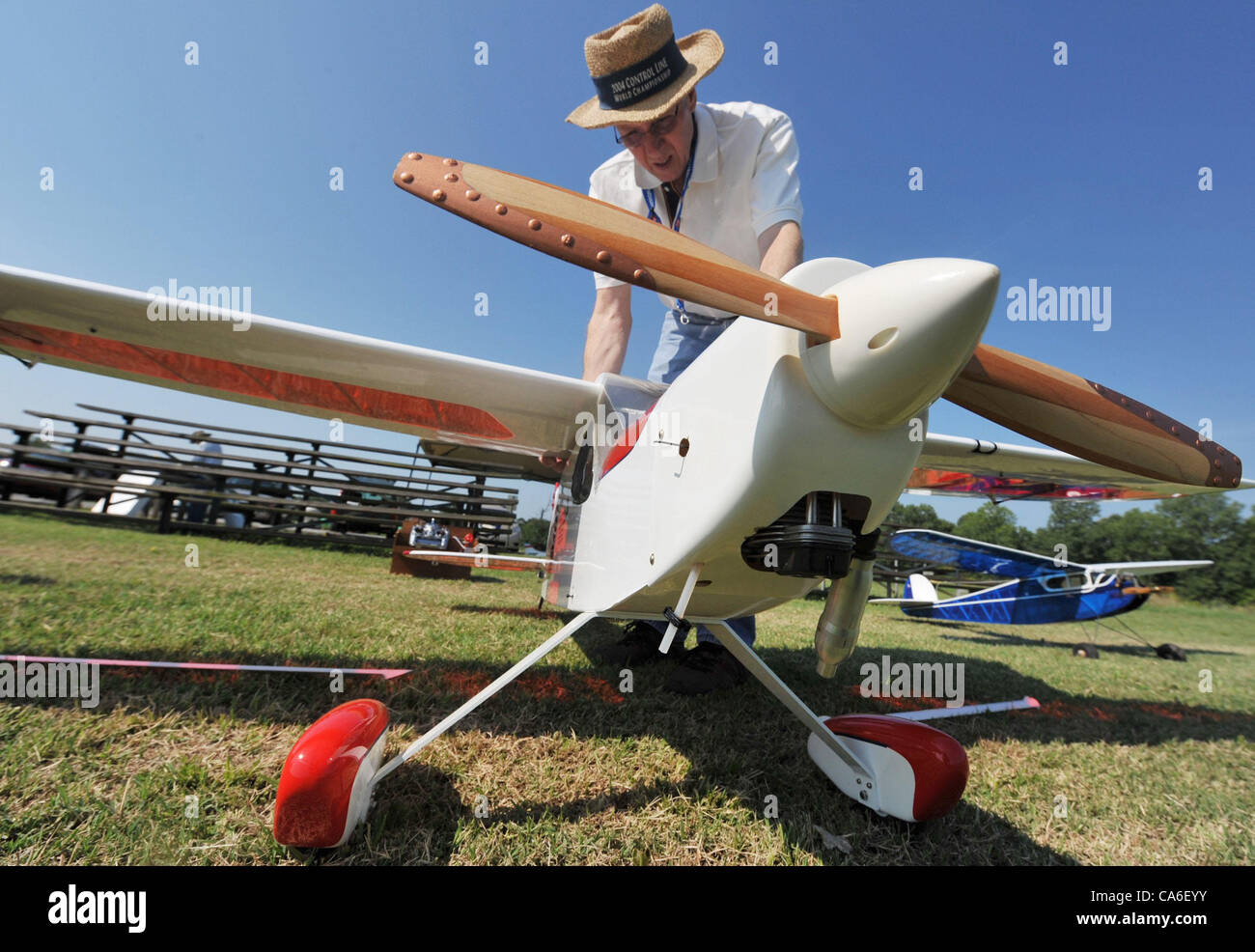 16 juin 2012 -, WA, États-Unis - Samedi 16 Juin 2012 - Allen Worley, 62 ans, de Memphis rassemble les ailes de son avion modèle radio-commandé comme le chemin Millington Barnstormers ont tenu une journée communautaire le samedi qui était gratuite pour tous ceux qui ont toujours voulu voler un avion modèle radio-commandé. Banque D'Images